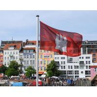 3400_7807 rote Fahne mit weissem Wappen - Hamburgflagge; Haeuser der Hafenstrasse. | Flaggen und Wappen in der Hansestadt Hamburg